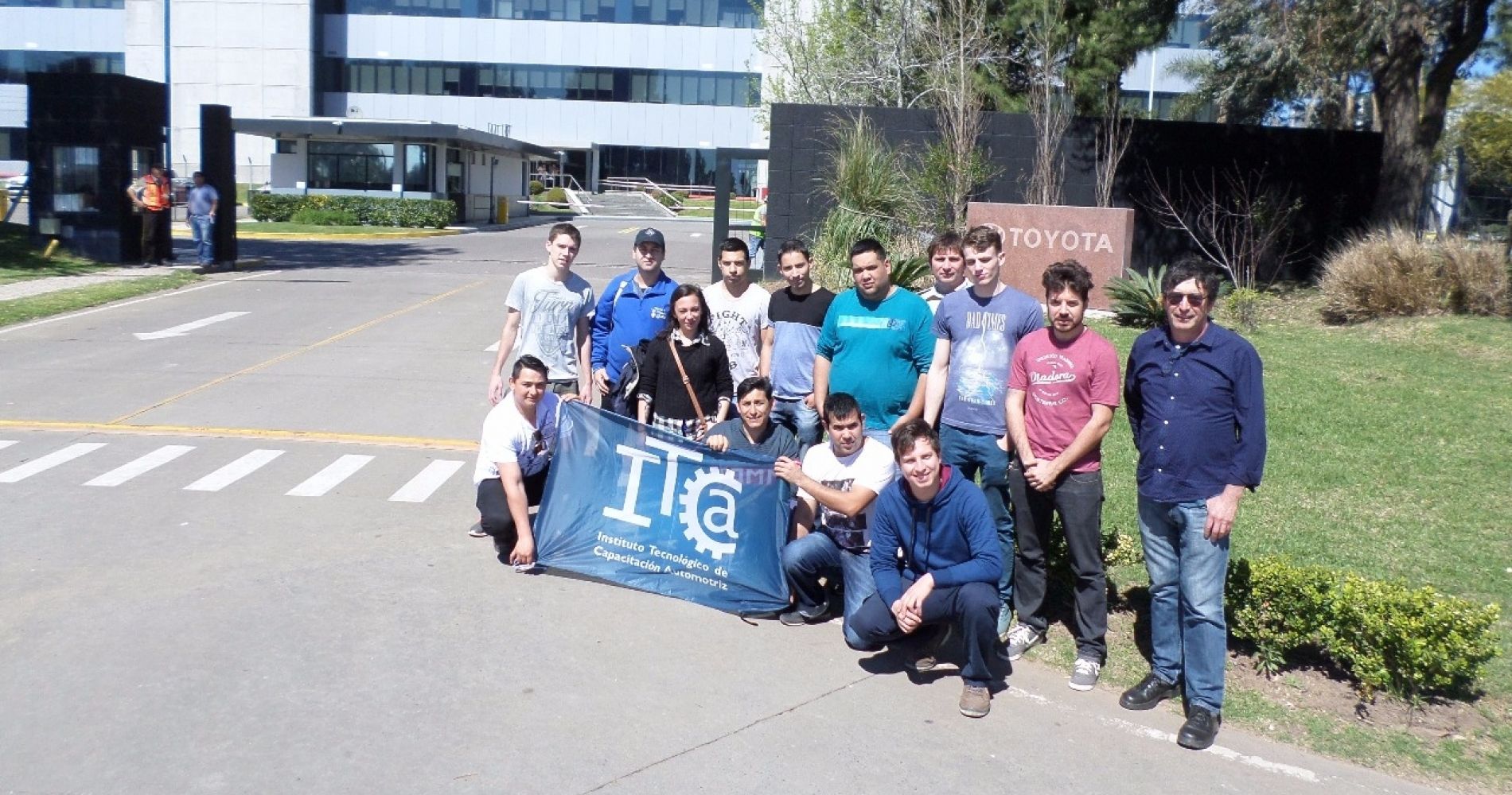 Nueva visita de estudiantes ITCA a la planta de TOYOTA ARGENTINA