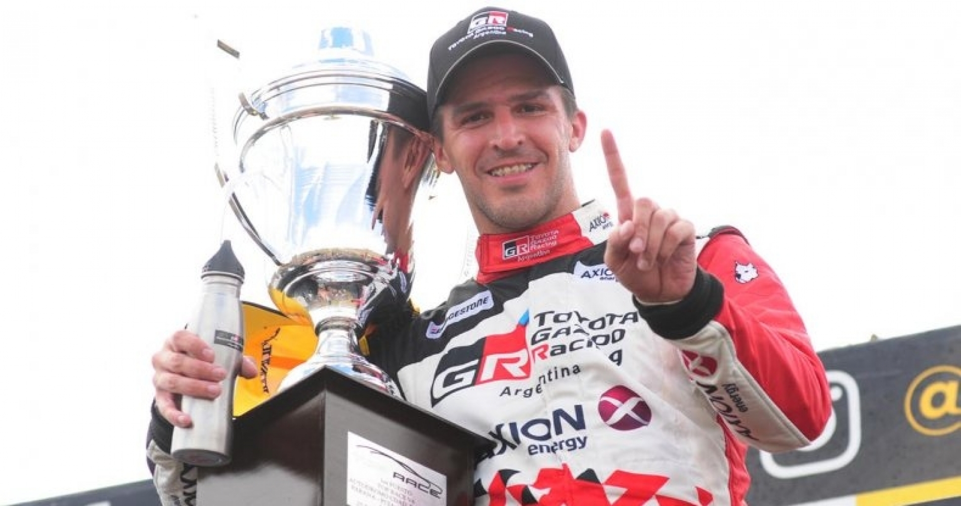 */Matías Rossi festejó en el inicio del Top Race/*