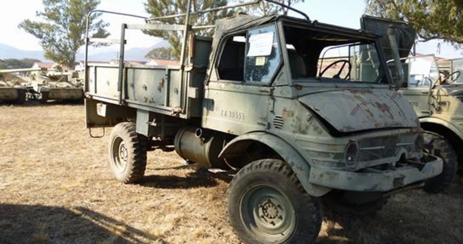 */Subastan 32 camiones Unimog en el Ejército Argentino/*