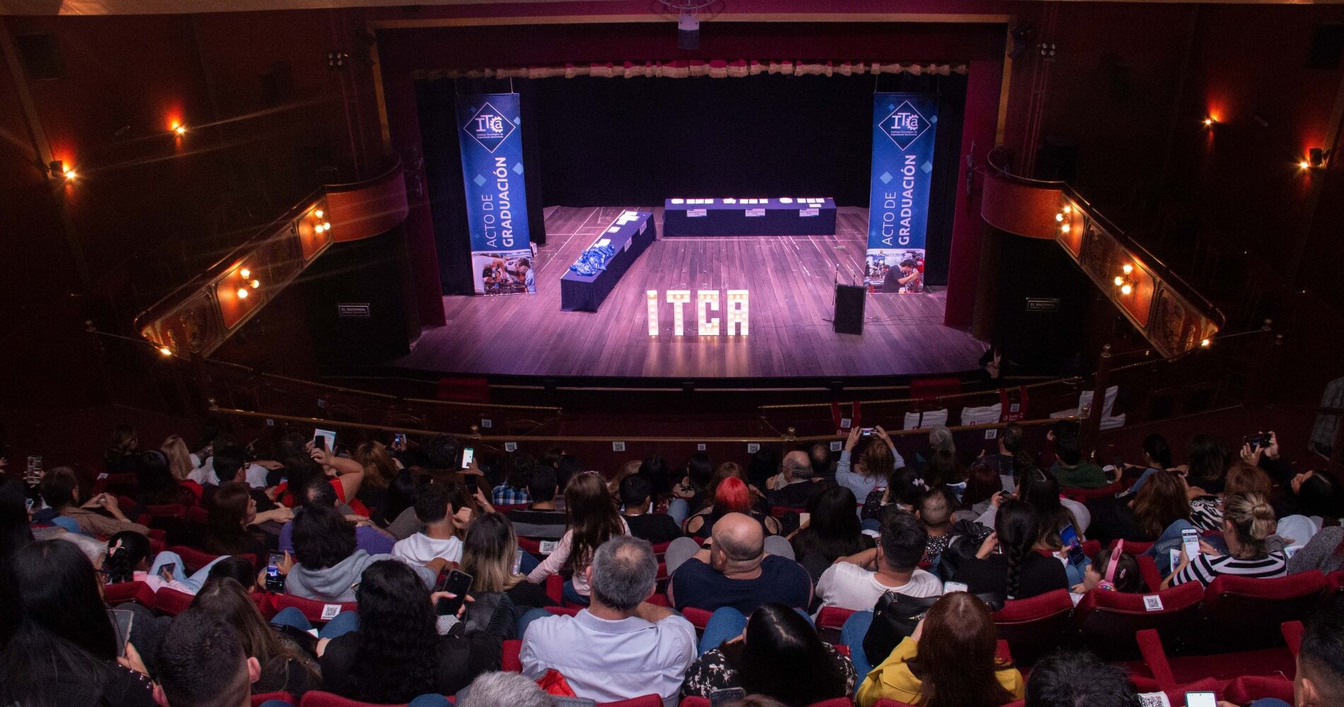 */ITCA realizó su Acto de Graduación 2023 en el Teatro El Nacional de la Ciudad de Buenos Air/*